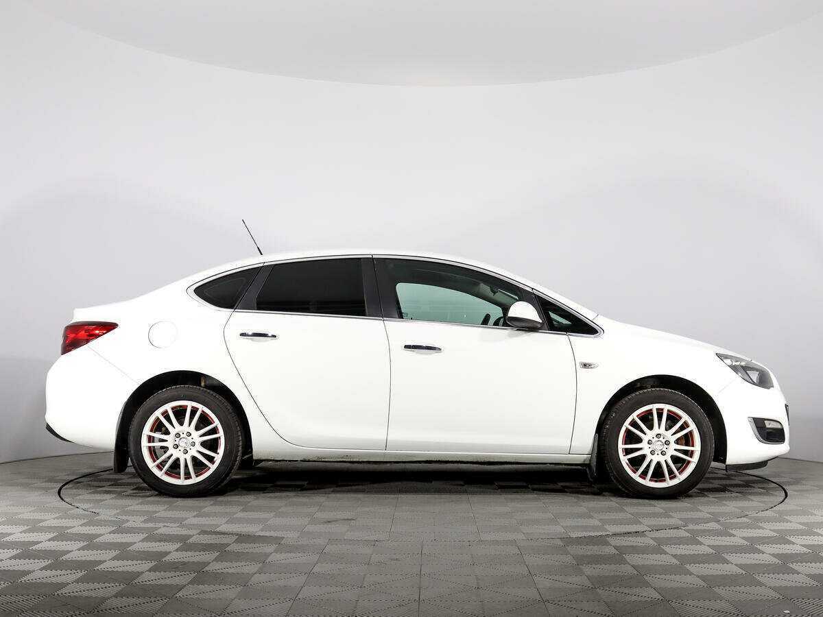 Opel Astra 2013 года с пробегом. Фото: #3