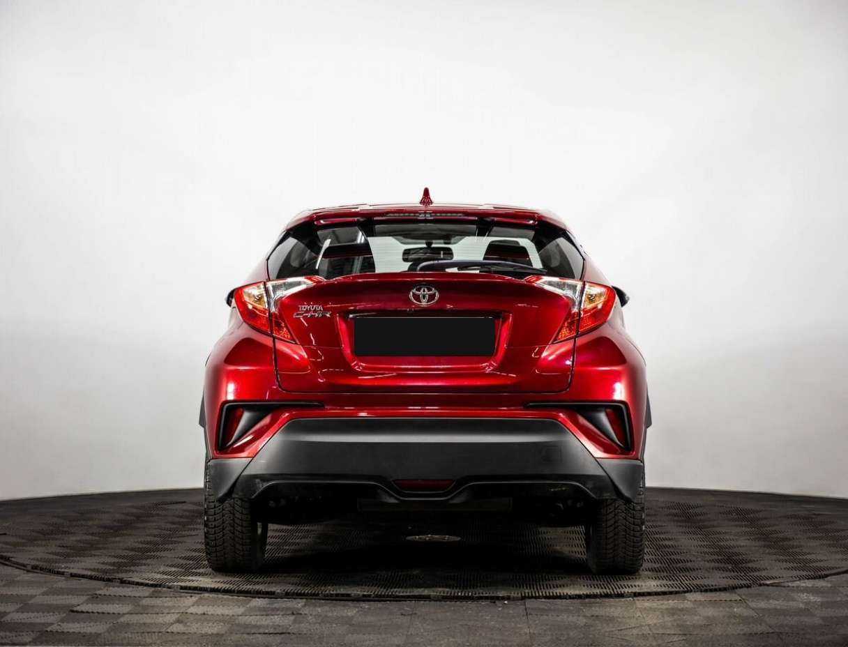 Toyota C-HR 2018 года с пробегом. Фото: #2