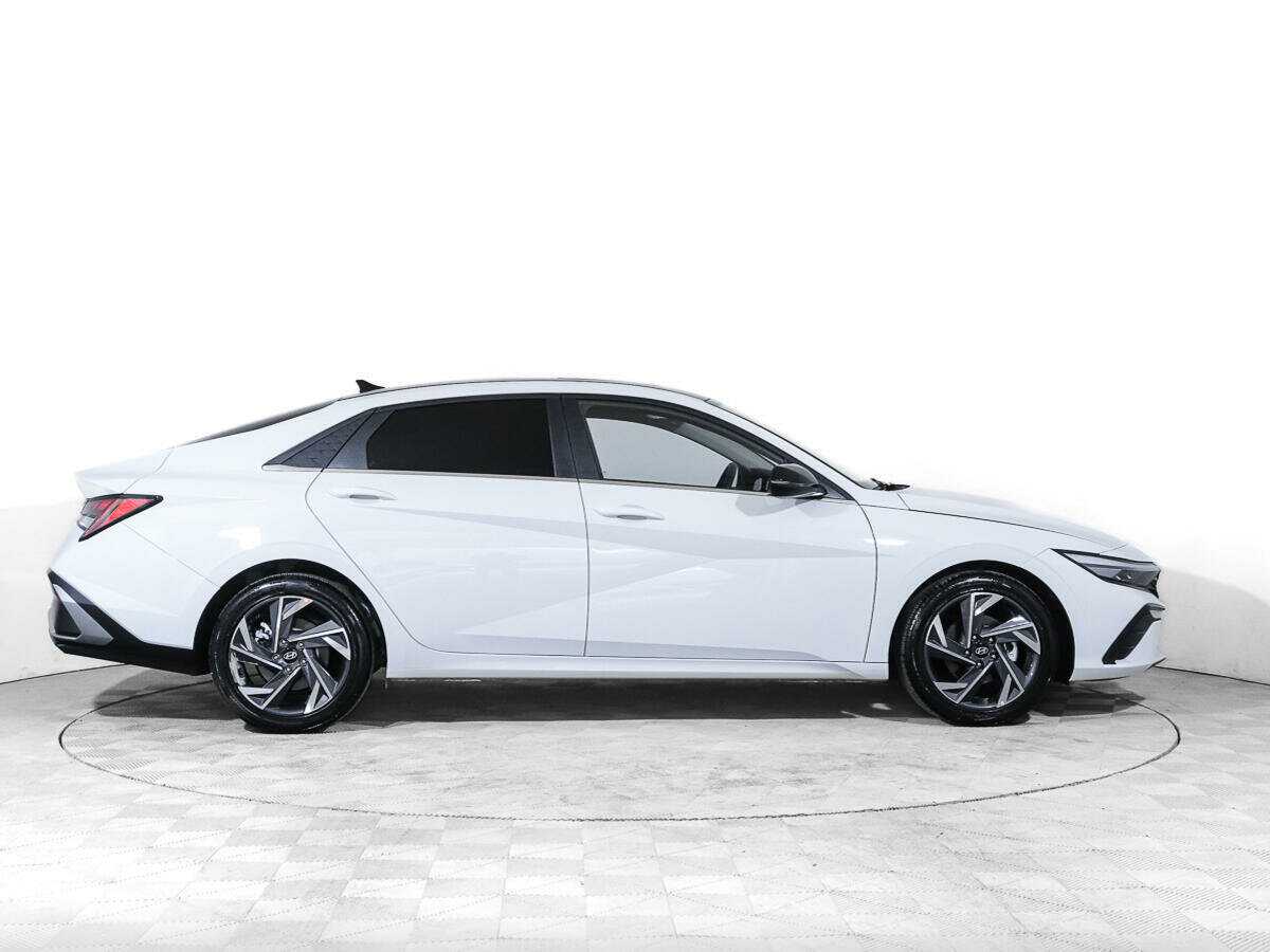 Hyundai Elantra 2024 года с пробегом. Фото: #2