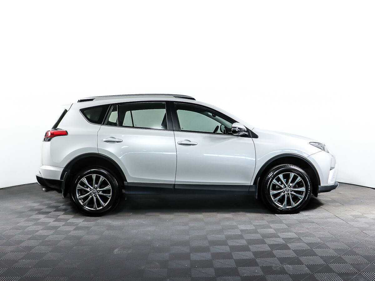 Toyota RAV4 2018 года с пробегом. Фото: #2