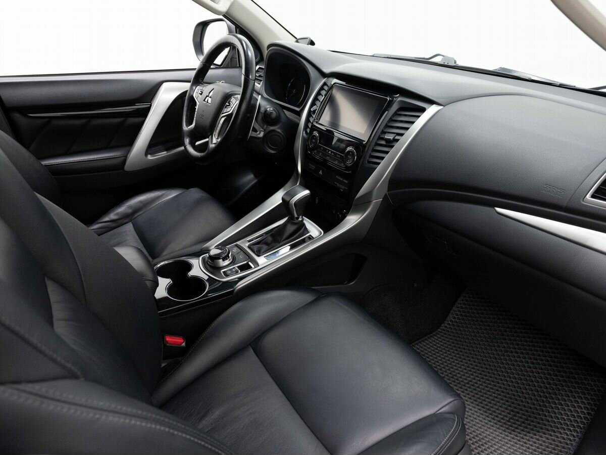 Mitsubishi Pajero Sport 2017 года с пробегом. Фото: #10