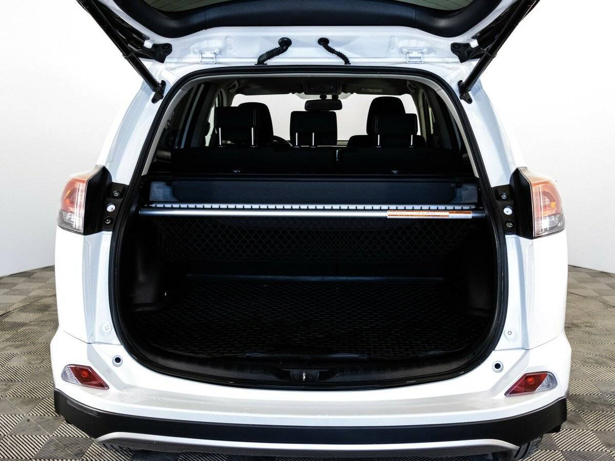 Toyota RAV4 2018 года с пробегом. Фото: #18