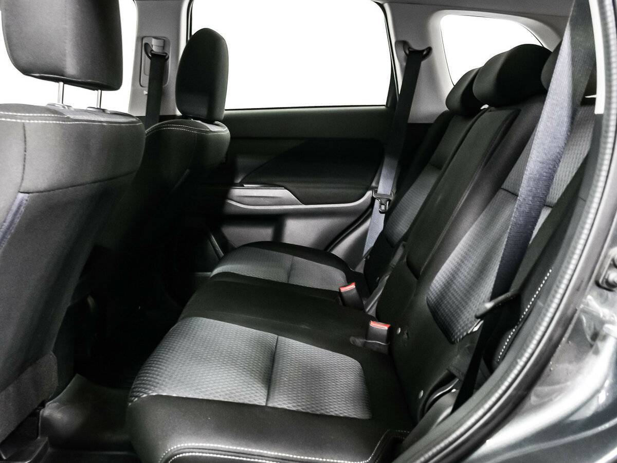 Б/У Митсубиши Оутлэндер 2016 года. Фото: #11