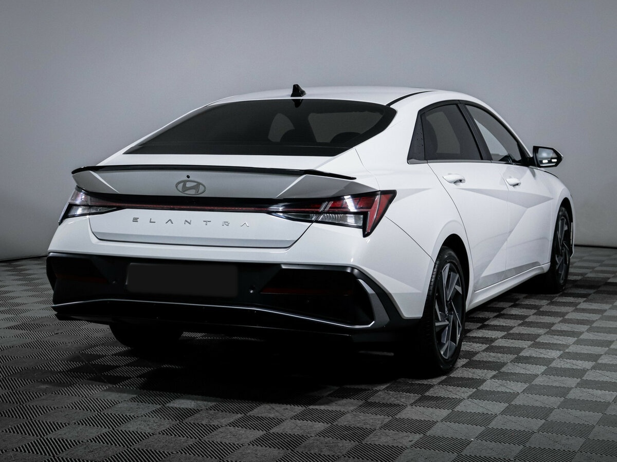 Hyundai Elantra 2024 года с пробегом. Фото: #3