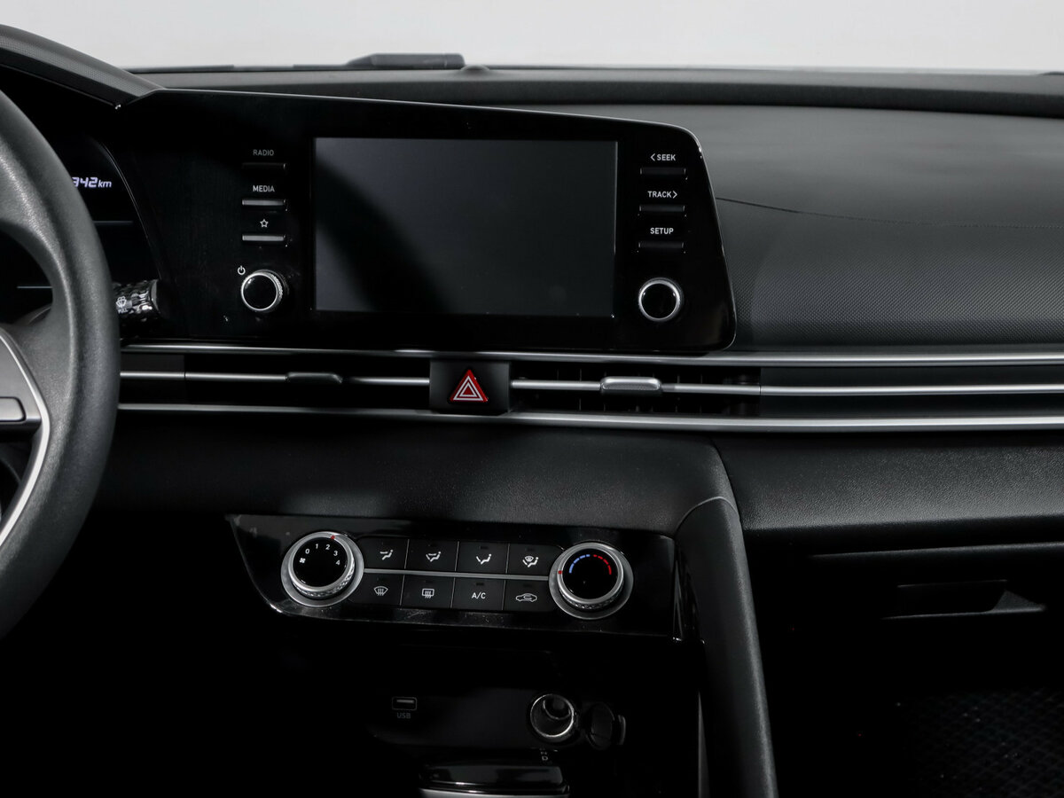 Hyundai Elantra 2023 года с пробегом. Фото: #12